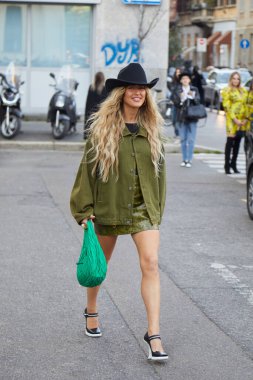 MILAN, İtalya - 23 Şubat 2022: Emili Sindlev yeşil deri çantalı ve siyah kovboy şapkalı Alberta Ferretti moda defilesinden önce, Milan Moda Haftası tarzı