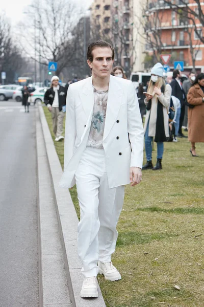 意大利 2022年2月24日 在米兰时装周街头时装秀之前 塞斯汀穿上白色夹克和长裤 — 图库照片