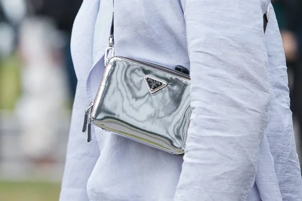 MILAN, İtalya - 24 Şubat 2022: Emporio Armani defilesinden önce gümüş metalik Prada çantalı adam, Milan Moda Haftası tarzı