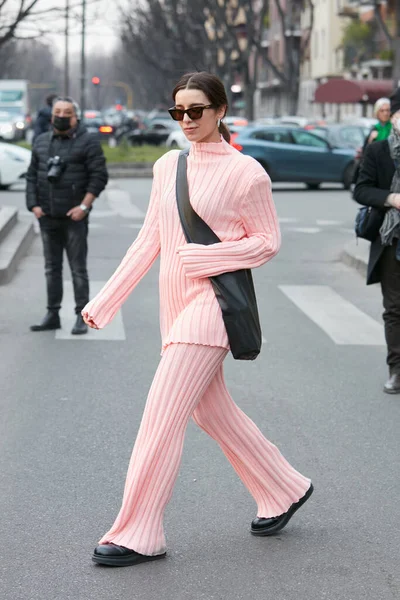 MILAN, İtalya - 24 Şubat 2022: Emporio Armani defilesinden önce pembe yün gömlekli, pantolonlu ve kahverengi güneş gözlüklü kadın, Milan Moda Haftası tarzı