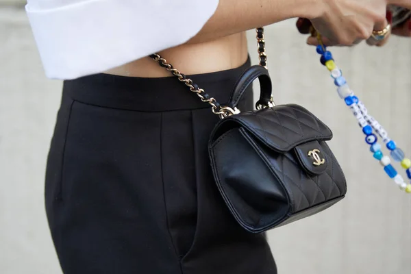 Milan Italy February 2022 Perempuan Dengan Tas Kulit Chanel Hitam — Stok Foto