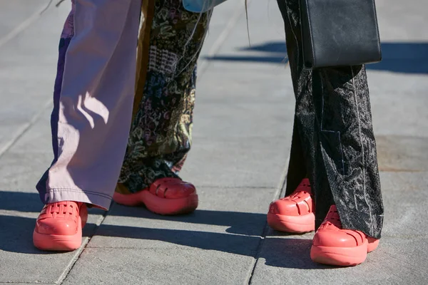 Milão Itália Fevereiro 2022 Mulheres Com Sapatos Plástico Vermelho Rosa — Fotografia de Stock