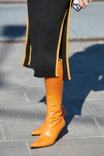 意大利米兰 2022年2月23日 在米兰时装周街头时装秀前穿着橙色皮靴和黑色连衣裙的女人 — 图库照片