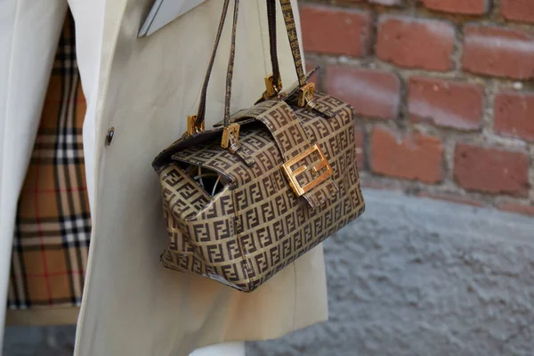 Mailand Italien Februar 2022 Frau Mit Fendi Brauner Tasche Mit — Stockfoto