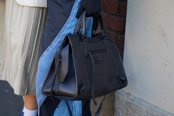 Milan Italie Février 2022 Femme Avec Sac Balenciaga Cuir Noir — Photo