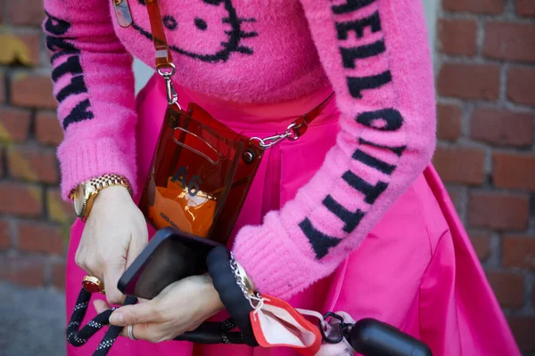 Milão Itália Fevereiro 2022 Mulher Com Suéter Rosa Hello Kitty — Fotografia de Stock