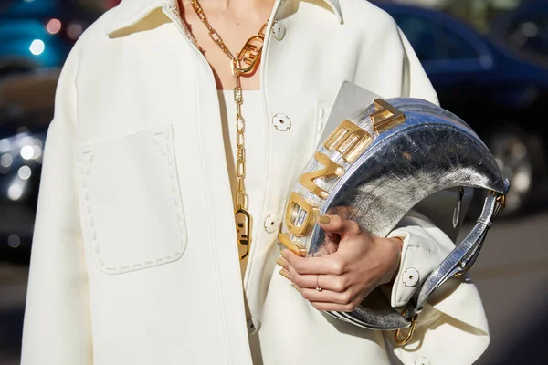 Milán Italia Febrero 2022 Mujer Con Bolso Fendi Plateado Con — Foto de Stock