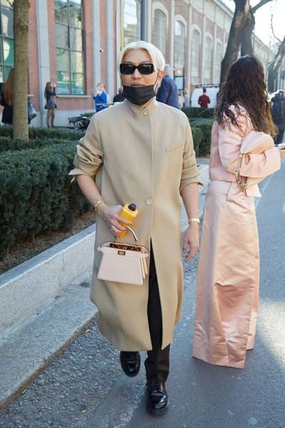 意大利 2022年2月23日 米兰时装周街道风格的芬迪时装秀前穿着米黄色外套的布莱恩男孩 — 图库照片