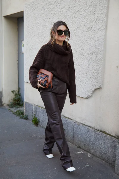 Milan Italy February 2022 Woman Brown Leather Trousers Brown Wool — Stock Photo, Image