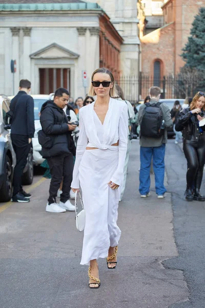 ミラノ イタリア 2022年2月23日 アルバータ州フェレッティのファッションショーの前を歩く白いスカートとシャツを着たNataly Osmann ミラノのファッションウィークストリートスタイル — ストック写真