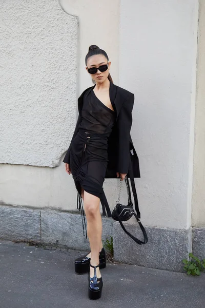 Milán Italia Febrero 2022 Mujer Con Vestido Negro Zapatos Negros — Foto de Stock