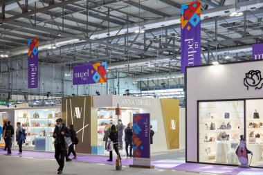 MILAN, İTALYA - 13 Mart 2022 Mipel Ticaret Fuarı sırasında stantlar ve ziyaretçiler