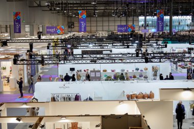MILAN, İTALYA - 13 Mart 2022 Mipel Ticaret Fuarı sırasında yukarıdan görüntüle