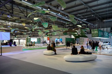 MILAN, İTALYA - 13 Mart 2022 Mipel Ticaret Fuarı sırasında Micam Green Zone kurulumu