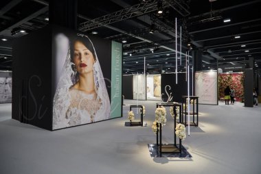 MİLAN, İTALYA - 3 Nisan 2022: Si Sposaitalia Collezioni Panayırı 'ndaki stantlar ve ziyaretçiler