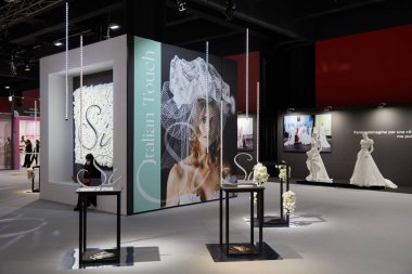 MİLAN, İTALYA - 3 Nisan 2022: Si Sposaitalia Collezioni Panayırı 'ndaki stantlar ve ziyaretçiler