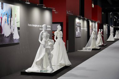 MILAN, ITALY - 3 Nisan 2022: Şehirde Gelin, Si Sposaitalia Collezioni Fuarı 'nda fotoğraf ve elbise sergisi
