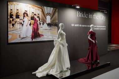 MILAN, ITALY - 3 Nisan 2022: Şehirde Gelin, Si Sposaitalia Collezioni Fuarı 'nda fotoğraf ve elbise sergisi