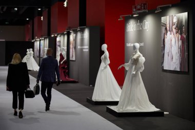 MILAN, ITALY - 3 Nisan 2022: Şehirde Gelin, Si Sposaitalia Collezioni Fuarı 'nda fotoğraf ve elbise sergisi