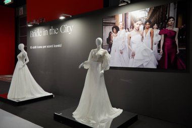 MILAN, ITALY - 3 Nisan 2022: Şehirde Gelin, Si Sposaitalia Collezioni Fuarı 'nda fotoğraf ve elbise sergisi