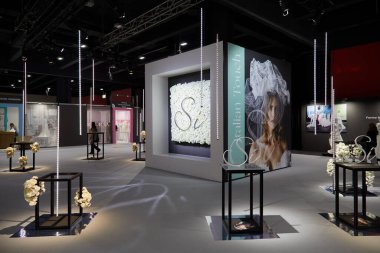 MİLAN, İTALYA - 3 Nisan 2022: Si Sposaitalia Collezioni Panayırı 'ndaki stantlar ve ziyaretçiler