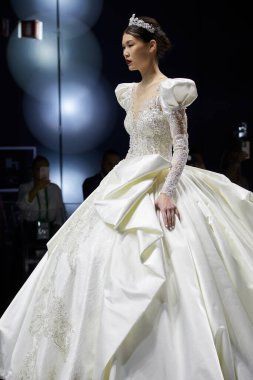 MILAN, İtalya - 3 Nisan 2022: Julia Kontogruni moda şovu, Milan Gelin Haftası boyunca podyumda model, Si Sposaitalia Collezioni 