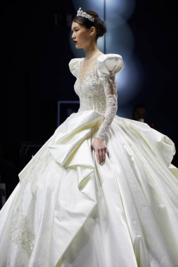 MILAN, İtalya - 3 Nisan 2022: Julia Kontogruni moda şovu, Milan Gelin Haftası boyunca podyumda model, Si Sposaitalia Collezioni 