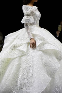 MILAN, İtalya - 3 Nisan 2022: Julia Kontogruni moda şovu, Milan Gelin Haftası boyunca podyumda model, Si Sposaitalia Collezioni 