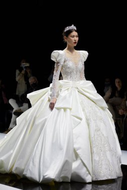 MILAN, İtalya - 3 Nisan 2022: Julia Kontogruni moda şovu, Milan Gelin Haftası boyunca podyumda model, Si Sposaitalia Collezioni 