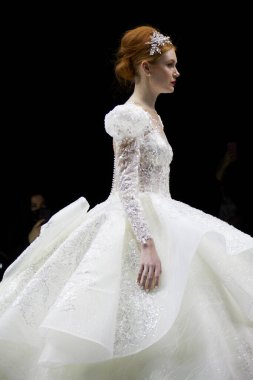 MILAN, İtalya - 3 Nisan 2022: Julia Kontogruni moda şovu, Milan Gelin Haftası boyunca podyumda model, Si Sposaitalia Collezioni 