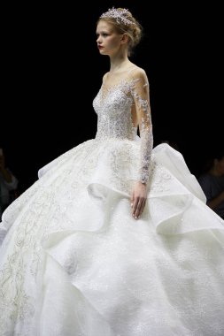 MILAN, İtalya - 3 Nisan 2022: Julia Kontogruni moda şovu, Milan Gelin Haftası boyunca podyumda model, Si Sposaitalia Collezioni 