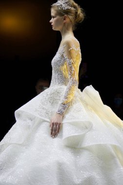 MILAN, İtalya - 3 Nisan 2022: Julia Kontogruni moda şovu, Milan Gelin Haftası boyunca podyumda model, Si Sposaitalia Collezioni 