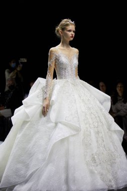 MILAN, İtalya - 3 Nisan 2022: Julia Kontogruni moda şovu, Milan Gelin Haftası boyunca podyumda model, Si Sposaitalia Collezioni 