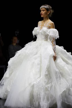 MILAN, İtalya - 3 Nisan 2022: Julia Kontogruni moda şovu, Milan Gelin Haftası boyunca podyumda model, Si Sposaitalia Collezioni 