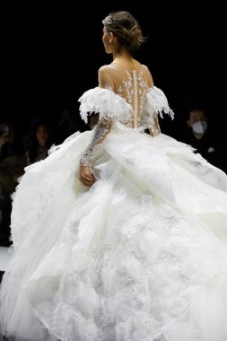 MILAN, İtalya - 3 Nisan 2022: Julia Kontogruni moda şovu, Milan Gelin Haftası boyunca podyumda model, Si Sposaitalia Collezioni 