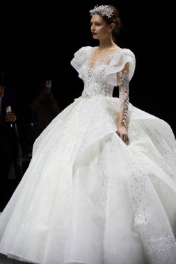 MILAN, İtalya - 3 Nisan 2022: Julia Kontogruni moda şovu, Milan Gelin Haftası boyunca podyumda model, Si Sposaitalia Collezioni 