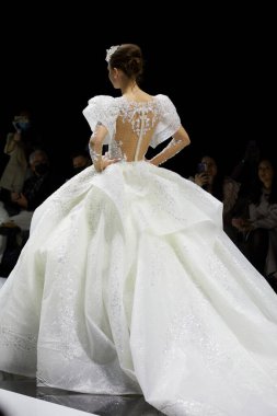 MILAN, İtalya - 3 Nisan 2022: Julia Kontogruni moda şovu, Milan Gelin Haftası boyunca podyumda model, Si Sposaitalia Collezioni 