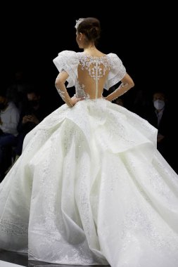 MILAN, İtalya - 3 Nisan 2022: Julia Kontogruni moda şovu, Milan Gelin Haftası boyunca podyumda model, Si Sposaitalia Collezioni 