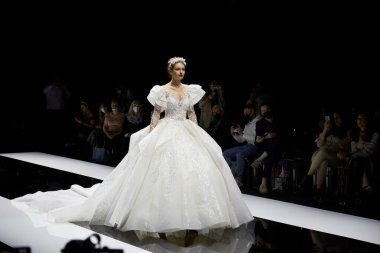MILAN, İtalya - 3 Nisan 2022: Julia Kontogruni moda şovu, Milan Gelin Haftası boyunca podyumda model, Si Sposaitalia Collezioni 