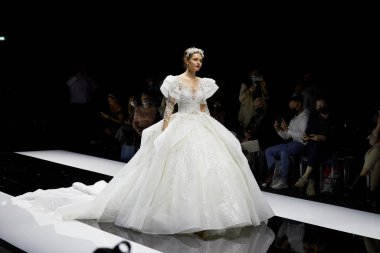 MILAN, İtalya - 3 Nisan 2022: Julia Kontogruni moda şovu, Milan Gelin Haftası boyunca podyumda model, Si Sposaitalia Collezioni 