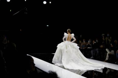 MILAN, İtalya - 3 Nisan 2022: Julia Kontogruni moda şovu, Milan Gelin Haftası boyunca podyumda model, Si Sposaitalia Collezioni 