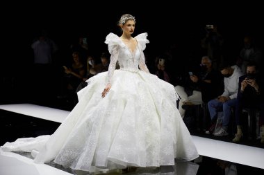 MILAN, İtalya - 3 Nisan 2022: Julia Kontogruni moda şovu, Milan Gelin Haftası boyunca podyumda model, Si Sposaitalia Collezioni 