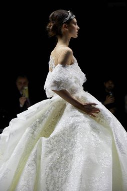 MILAN, İtalya - 3 Nisan 2022: Julia Kontogruni moda şovu, Milan Gelin Haftası boyunca podyumda model, Si Sposaitalia Collezioni 