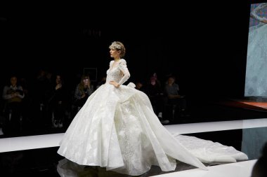 MILAN, İtalya - 3 Nisan 2022: Julia Kontogruni moda şovu, Milan Gelin Haftası boyunca podyumda model, Si Sposaitalia Collezioni 
