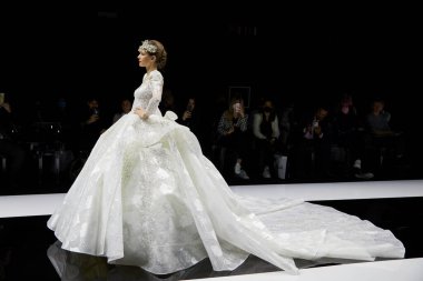 MILAN, İtalya - 3 Nisan 2022: Julia Kontogruni moda şovu, Milan Gelin Haftası boyunca podyumda model, Si Sposaitalia Collezioni 