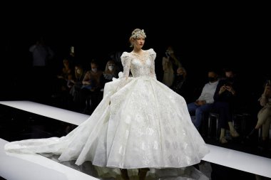 MILAN, İtalya - 3 Nisan 2022: Julia Kontogruni moda şovu, Milan Gelin Haftası boyunca podyumda model, Si Sposaitalia Collezioni 
