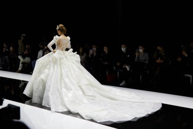 MILAN, İtalya - 3 Nisan 2022: Julia Kontogruni moda şovu, Milan Gelin Haftası boyunca podyumda model, Si Sposaitalia Collezioni 