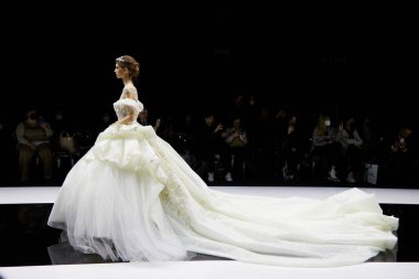 MILAN, İtalya - 3 Nisan 2022: Julia Kontogruni moda şovu, Milan Gelin Haftası boyunca podyumda model, Si Sposaitalia Collezioni 