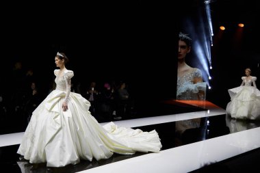 MILAN, İtalya - 3 Nisan 2022: Julia Kontogruni moda şovu, Milan Gelin Haftası boyunca podyumda model, Si Sposaitalia Collezioni 