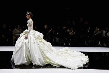 MILAN, İtalya - 3 Nisan 2022: Julia Kontogruni moda şovu, Milan Gelin Haftası boyunca podyumda model, Si Sposaitalia Collezioni 